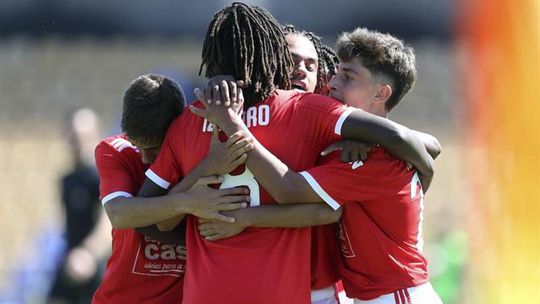 Benfica esmaga Académica e corre para o título