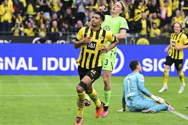 Dortmund esmaga Wolfsburgo e pressiona Bayern (veja os golos)