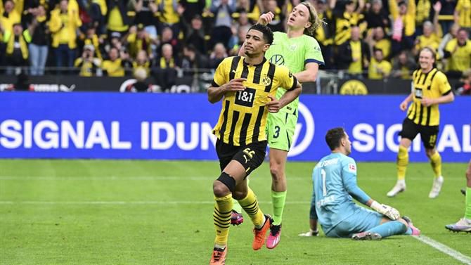 Dortmund esmaga Wolfsburgo e pressiona Bayern (veja os golos)