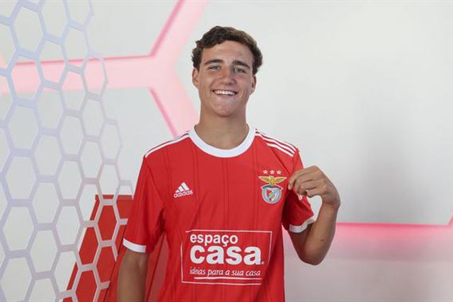 Contrato profissional para lateral da formação