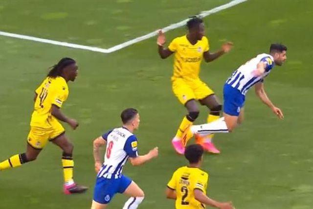 Taremi simulou penálti e viu amarelo (vídeo)