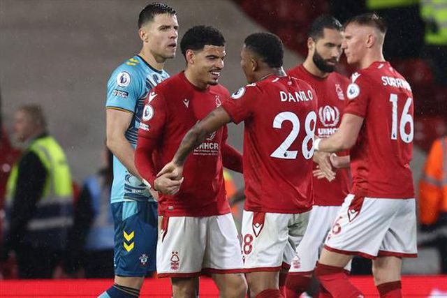 Nottingham Forest vence duelo de aflitos e deixa linha de água