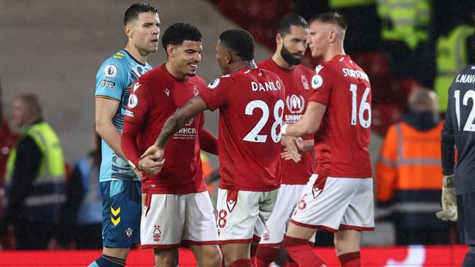 Nottingham Forest vence duelo de aflitos e deixa linha de água