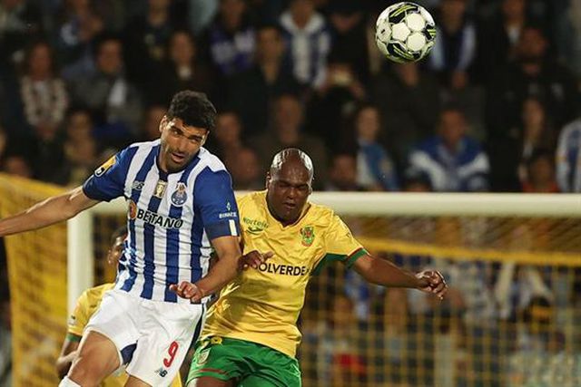 «O árbitro podia ter marcado pelo menos dois penáltis a nosso favor na primeira parte»