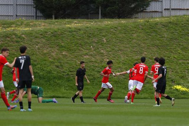 Águia confirma favoritismo e retoma liderança isolada