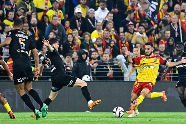 Lens consegue reviravolta com 10 para segurar vice-liderança