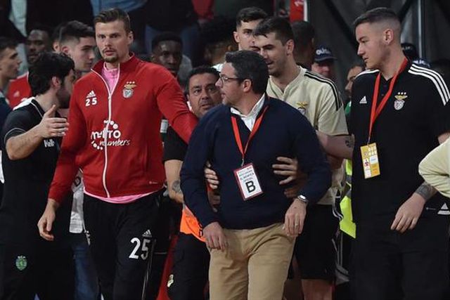 Treinador do Benfica suspenso após confusão no dérbi
