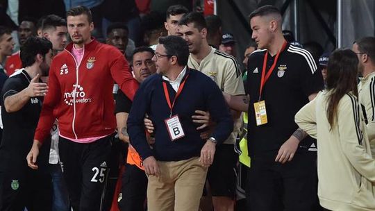Treinador do Benfica suspenso após confusão no dérbi