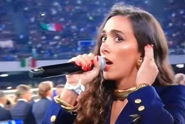 Hino inglês ‘assassinado’, intérprete em lágrimas (vídeo)