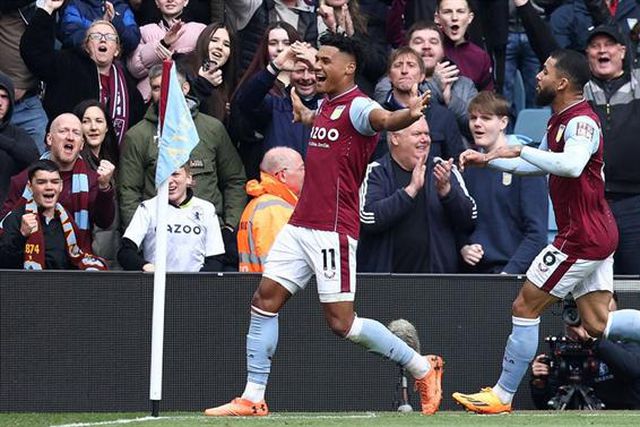 Aston Villa goleia Newcastle e aproxima-se dos lugares europeus (veja os golos)