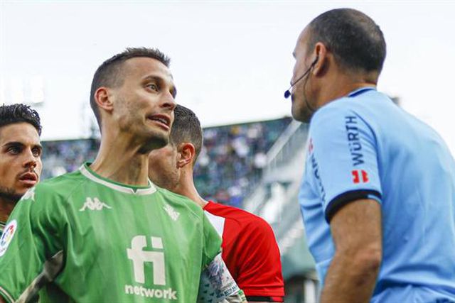 Médio do Bétis suspenso por quatro jogos por críticas a Mateu Lahoz