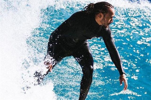 Hamilton foi surfar e teve encontro inesperado: «Fiquei aterrorizado»