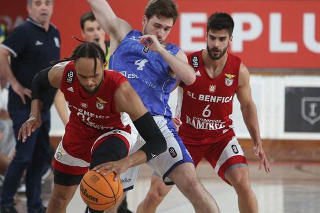 Benfica entra a vencer no 'play-off'