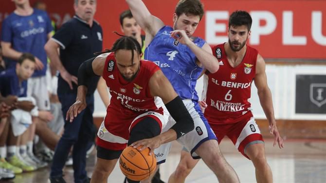 Benfica entra a vencer no 'play-off'