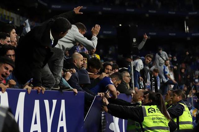 Jogadores do Barcelona refugiam-se no balneário após invasão de campo (fotos e vídeos)