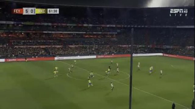 A jogada incrível entre dois alvos do Benfica que resulta em golo do Feyenoord