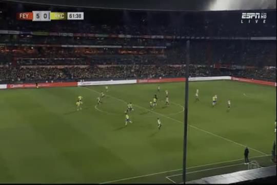 A jogada incrível entre dois alvos do Benfica que resulta em golo do Feyenoord