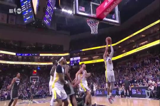 Draymond Green pisou o peito de Domantas Sabonis durante jogo Warriors - Kings