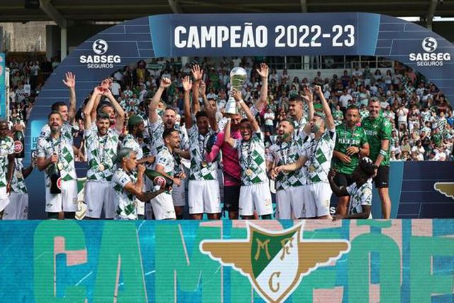 Reviravolta do Moreirense frente ao Leixões selada com troféu e festa