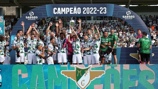 Reviravolta do Moreirense frente ao Leixões selada com troféu e festa