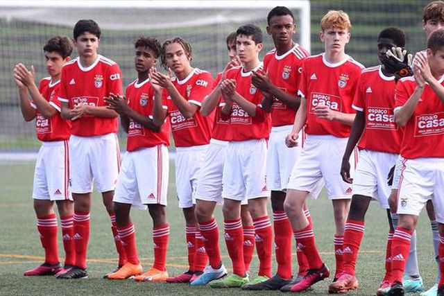 Benfica goleia Boavista e aproveita deslize do FC Porto