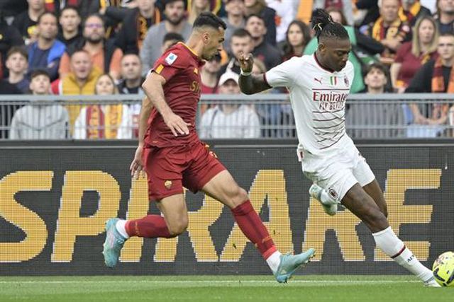 Dois golos na compensação deixam tudo na mesma na luta pela Champions