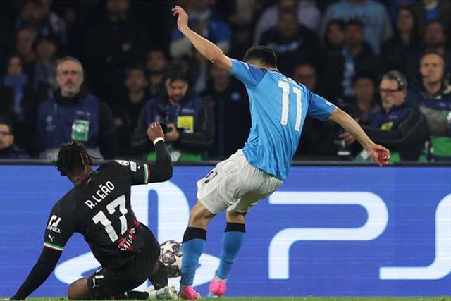 Lozano coloca lance da entrada de Rafael Leão... e depois apaga