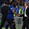 Balotelli lembra 'bronca' com Mourinho: «Discutimos e fez-me descer do autocarro»