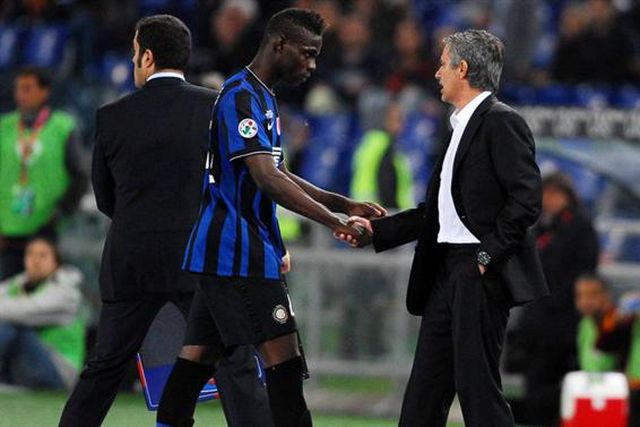 Balotelli lembra 'bronca' com Mourinho: «Discutimos e fez-me descer do autocarro»