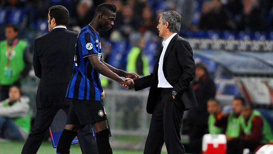 Balotelli lembra 'bronca' com Mourinho: «Discutimos e fez-me descer do autocarro»