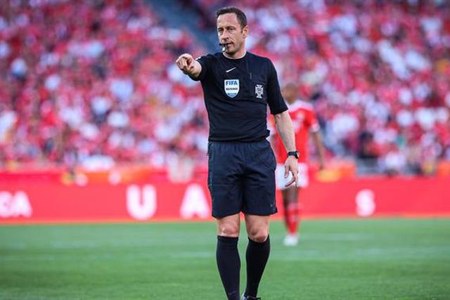 Equipa de arbitragem portuguesa no Sevilha – Manchester United