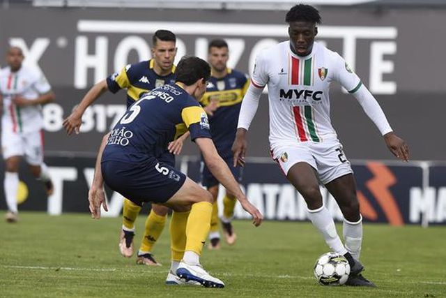 Estrela 'vinga' única derrota e pressiona rivais