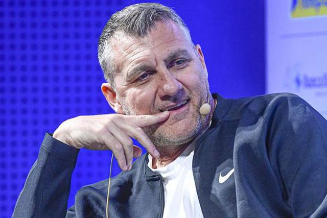 «Se houvesse redes sociais quando jogava, ganharia mais do que Messi e Ronaldo...»