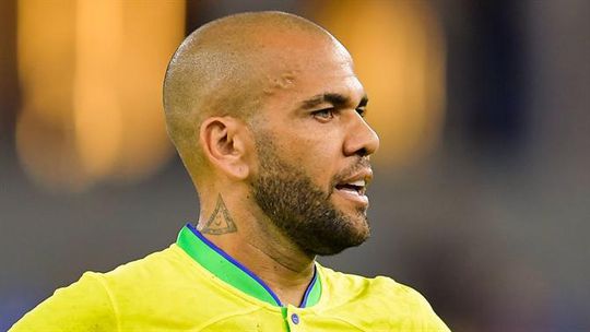 Dani Alves é protagonista na prisão em rede de tráfico de camisolas