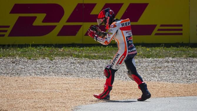 Penalização de Márquez suspensa até decisão final