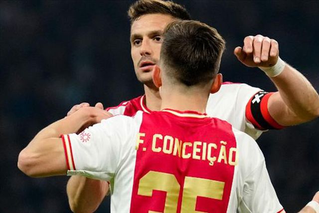 Francisco Conceição assiste na vitória do Ajax; Fábio Silva entra no triunfo do PSV (vídeo)