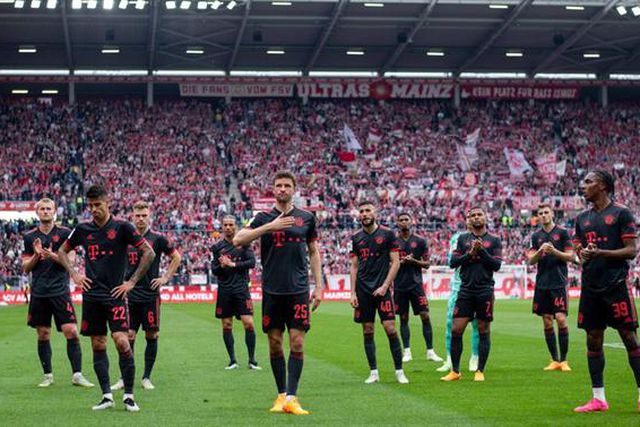 Jogadores do Bayern dão a cara após derrota: a reação dos adeptos (vídeo)