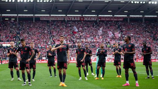 Jogadores do Bayern dão a cara após derrota: a reação dos adeptos (vídeo)