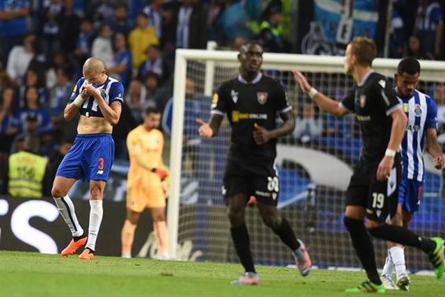 O autogolo de Evanilson que dá vantagem ao Casa Pia no Dragão (vídeo)