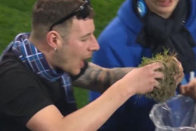 Adeptos do Nápoles vendem relva do estádio da Udinese
