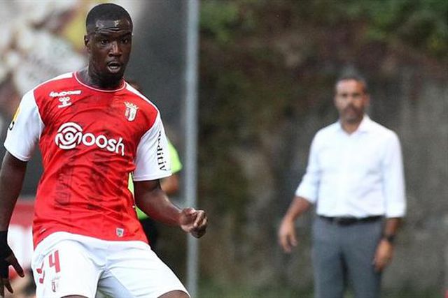 Niakaté a três jogos da renovação