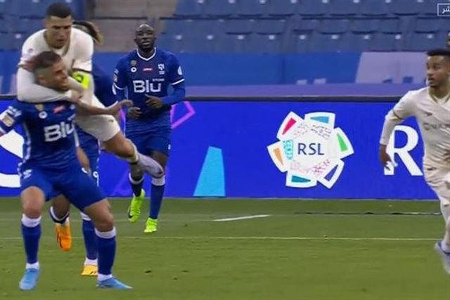 Ronaldo fez ‘gravata’ a adversário e viu amarelo (vídeo)