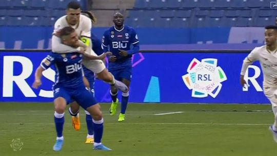 Ronaldo fez ‘gravata’ a adversário e viu amarelo (vídeo)