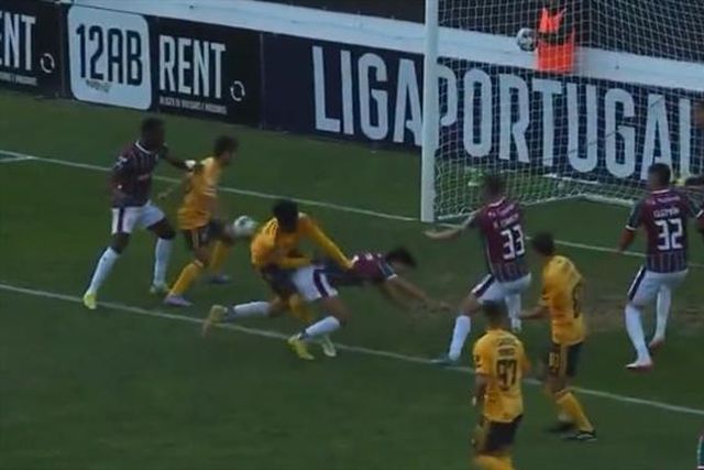 Benfica multado pelo CD após queixas da arbitragem no jogo com o E. Amadora