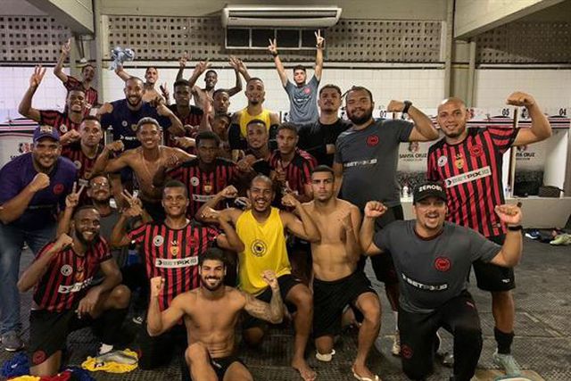 Imperdível: O «pior clube do mundo» está em crise... porque ganhou (e adeptos ameaçam invadir o centro de treinos!)