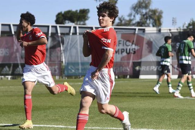 Benfica goleia Torreense e mantém vantagem na frente
