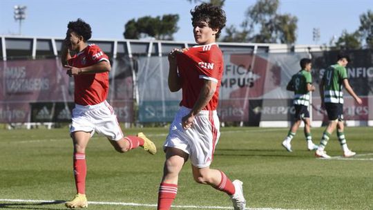 Benfica goleia Torreense e mantém vantagem na frente