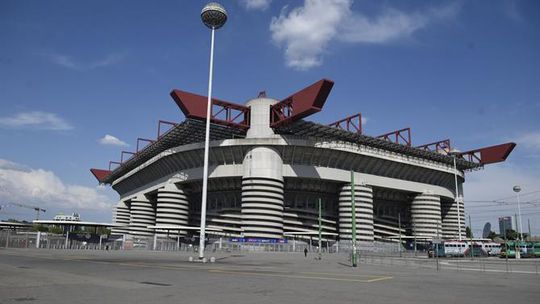 Onda vermelha em Milão: Pelo menos cinco mil benfiquistas no Giuseppe Meazza