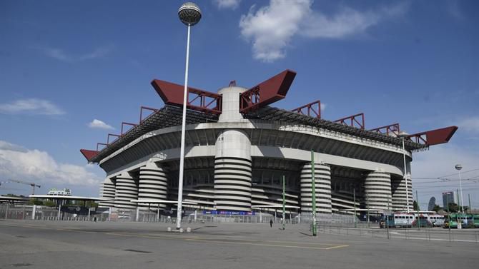 Onda vermelha em Milão: Pelo menos cinco mil benfiquistas no Giuseppe Meazza