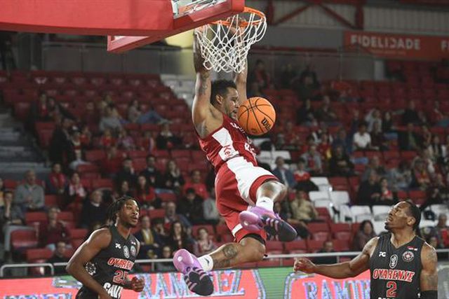 Benfica bate Ovarense e mantém-se no topo